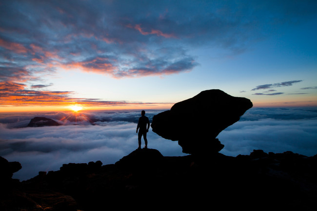 Assunto:Turista contempla o amanhecer em mirante no topo do Monte Roraima Local:Parque Nacional do Monte Roraima - Uiramutã-RR Data:01/04/2015 Autor: Tales Fernandes/Pulsar Imagens