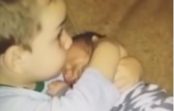 Dienas mīļuma deva: Trīsgadnieks samīļo jaundzimušo brālīti. VIDEO Dienas mīļuma deva: Trīsgadnieks samīļo jaundzimušo brālīti. VIDEO