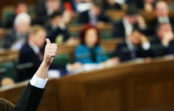 Asprātīgs priekšvēlēšanu stāsts par politiķiem un viņu nebeidzamajiem solījumiem Asprātīgs priekšvēlēšanu stāsts par politiķiem un viņu nebeidzamajiem solījumiem