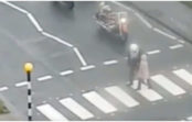 VIDEO: Motociklists apstājas, lai palīdzētu pensionārei pāriet ielu. Tik aizkustinoši! VIDEO: Motociklists apstājas, lai palīdzētu pensionārei pāriet ielu. Tik aizkustinoši!