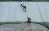 VIDEO: Svešinieki izveido dzīvo ķēdi, lai glābtu suņa dzīvībiņu VIDEO: Svešinieki izveido dzīvo ķēdi, lai glābtu suņa dzīvībiņu