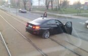 VIDEO: Soctīklos iesmej par BMW vadītājas jancīgo manevru tieši pie CSDD VIDEO: Soctīklos iesmej par BMW vadītājas jancīgo manevru tieši pie CSDD