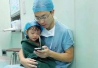 Divgadīgā meitenīte pirms sirds operācijas apraudājās. Tas, ko izdarīja ārsts, ir apbrīnojami! FOTO