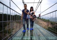 Ķīnā uzbūvēts pasaulē garākais stikla tilts pāri kraujai FOTO