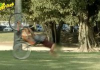 Brazīļu jokdari atraduši ģeniālu veidu, kā pasargāt velosipēdus no zagļiem. VIDEO
