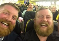 Nejaušie dvīņi: lidmašīnas pasažieris apsēdās blakus svešiniekam, kurš izskatījās tāpat kā viņš! FOTO