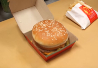 Internetu pārsteidz pavārs, kas no McDonald’s burgera izveido suši VIDEO