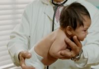 Pediatrs atklāj noslēpumu, kā ātri nomierināt raudošu zīdaini. VIDEO