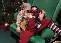 Mazulis aizmiga rindā pie Ziemassvētku vecīša un nejauši kļuva par apburošas fotosesijas dalībnieku. FOTO