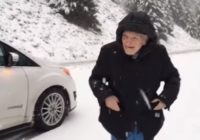 Dienas mīļuma deva: dēls nofilmē, kā 101 gadu vecā mamma priecājas par sniegu! VIDEO