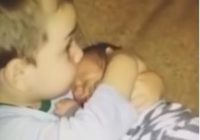 Dienas mīļuma deva: Trīsgadnieks samīļo jaundzimušo brālīti. VIDEO