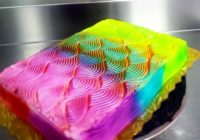 Brīnumainā varavīksnes torte, kas maina krāsu atkarībā no skata leņķa. VIDEO