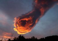 Dieva roka: neparasts mākonis virs Portugāles debesīm. FOTO