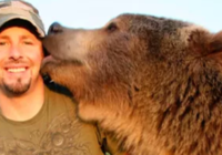 Viņš atrada grizli lācēnu un izaudzināja to kā paša dēlu. VIDEO