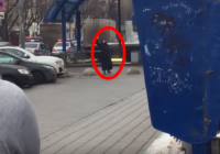 Maskavā sieviete ar bērna galvu rokās draud uzspridzināties! VIDEO