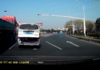 Drausmas – Ķīnā 2 gadus vecs bērns izkrīt no braucošas automašīnas bagāžnieka VIDEO