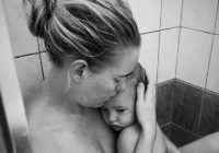 Viņas piecgadīgais dēls ienāca vannasistabā un uzņēma šo foto. Mammas reakcija “uzspridzināja” internetu!
