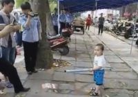 Puisēns kareivīgi ar metāla nūju atgaiņā cilvēkus, lai aizsargātu vecmāmiņu! VIDEO