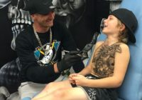 Mākslinieks slimiem bērniem taisa īslaicīgus tetovējumus, lai padarītu slimnīcā pavadīto laiku skaistāku! FOTO