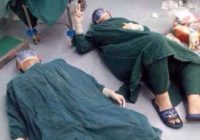 Foto ar uz grīdas guļošiem ķirurgiem izplatās visā internetā. Iemesls liek apraudāties! FOTO