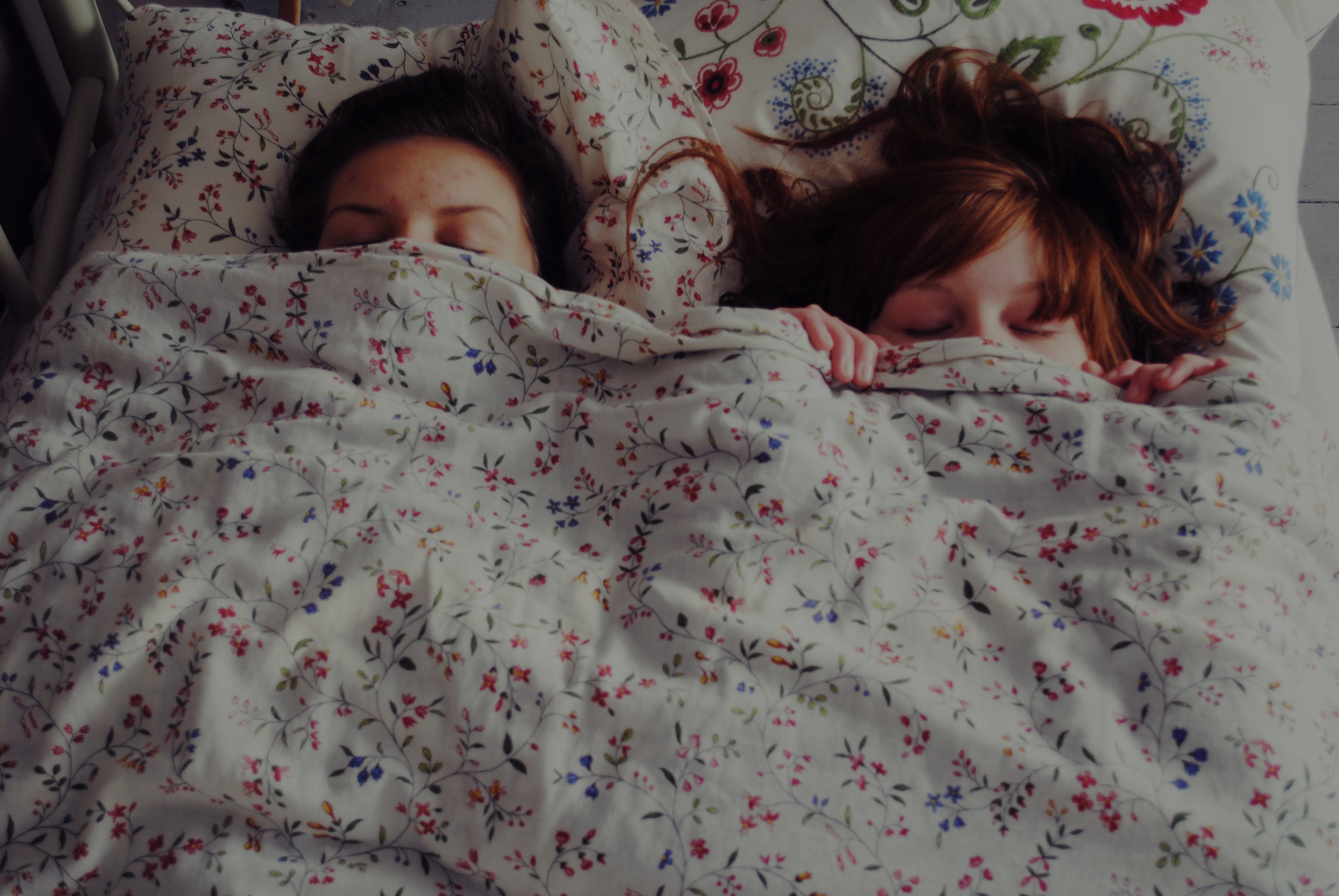 Ноги спящей подруги. Девочка под одеялом.