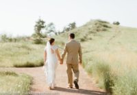 Nervus stindzinoša kāzu foto sesija ar laimīgām beigām: līgavaini sakož klaburčūska! FOTO
