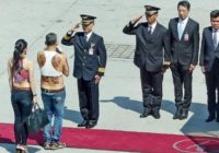 63 gadus vecais Taizemes princis visus pārsteidz Minhenes lidostā ierodoties dīvainā apģērbā! FOTO