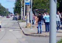 Kaila sieviete kādā no pārpildītām Krievijas pilsētas ielām rada īstu sensāciju! FOTO