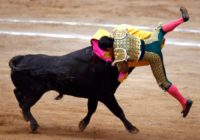 Pirmo reizi 30 gados vēršu cīņu laikā tiek nogalināts matadors. Patiesi briesmīgi skati! FOTO/ VIDEO