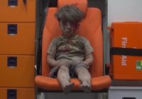 Sirdi plosoši: piecgadnieks paliek viens pēc aviouzbrukuma Sīrijā. FOTO/ VIDEO