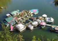 Ģimenes nespēja atļauties māju, tāpēc uzbūvēja paši savu sapņu zemi uz ezera FOTO, VIDEO