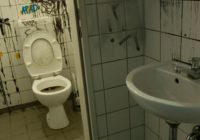 Brits atrada sievu pateicoties telefona numuram uz tualetes sienas