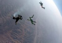 Viņš izlēca no lidmašīnas bez izpletņa 7600 m augstumā. FOTO/ VIDEO