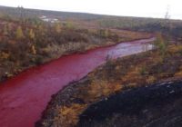 Biedējoši: upe Krievijā iekrāsojas sarkana. FOTO