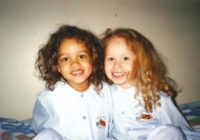 Ģenētikas joki: dvīņu māsiņas katra ar savu ādas krāsu! FOTO