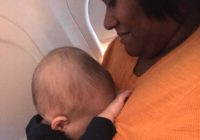 Kaprīzs mazulis lidmašīnā ierāpjas svešas sievietes rokās. Pēc mirkļa mazuļa tēvs uzņēma foto, kas pārsteidza visu internetu.