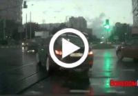 Mistiska autoavārijā! Automašīna parādījās ne no kurienes +VIDEO