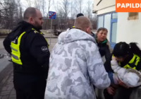 Video izraisa pamatīgu skandālu: Rīgas pašvaldības policija atņem mātei bērnu VIDEO