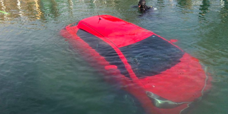 GPS navigators nosūtīja auto tieši ezerā, un viņa klausīja to! Ko gan viņa domāja?!