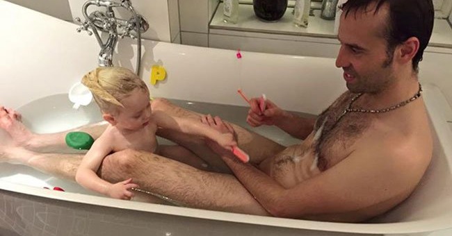 Fotogrāfija ar kailu tēvu un meitu vannā izsauc sašutumu interneta lietotājos. Vai jūs domājat, ka tas ir normāli?