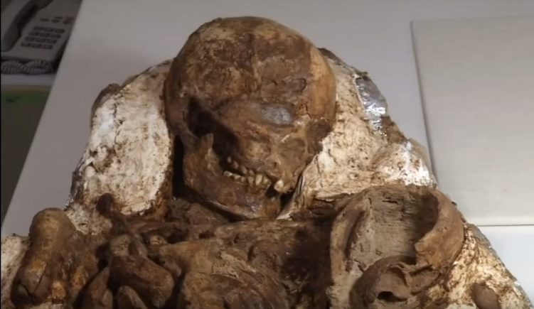 Šis pārsteidzošais atklājums šokēja arheologus. Gandrīz 5000 gadus māte apskauj savu bērnu un skatās uz viņu ar pieliektu galvu! FOTO/ VIDEO