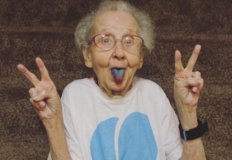 Ar vēzi slima vecmāmiņa sāka fotografēt savas pēdējās dienas un iekaroja interneta lietotāju sirdis! FOTO