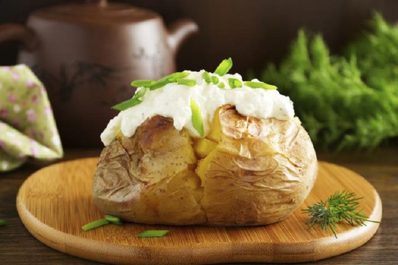 Cepeškrāsnī cepti kartupeļi ar sieru
