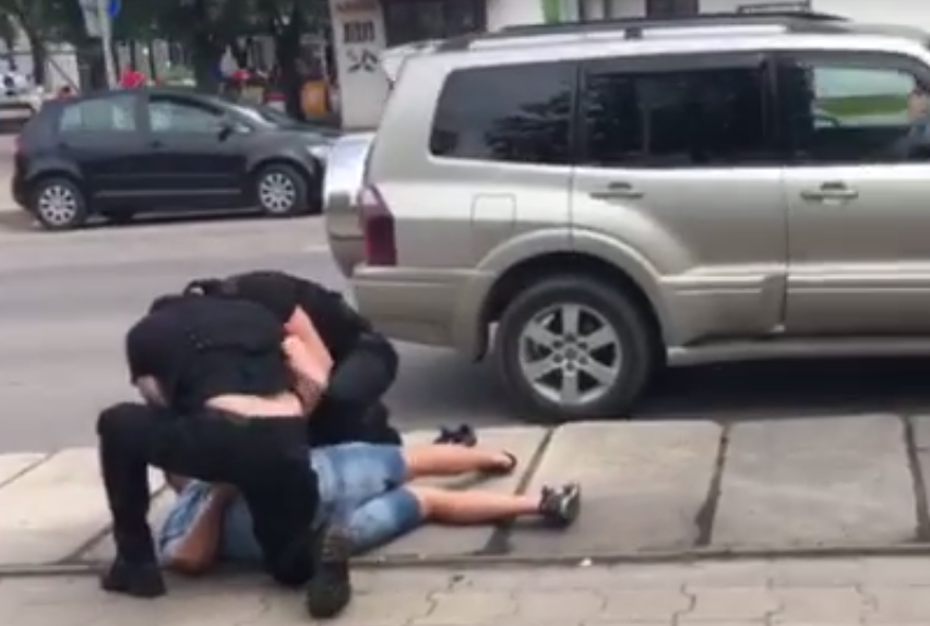POLICIJA SKAIDRO: Jelgavā veiktā nolaupīšana neesot saistīta ar policiju! VIDEO