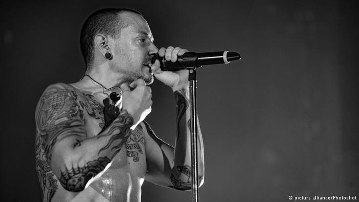 “Linkin Park” solists Česters Beningtons izdarījis pašnāvību