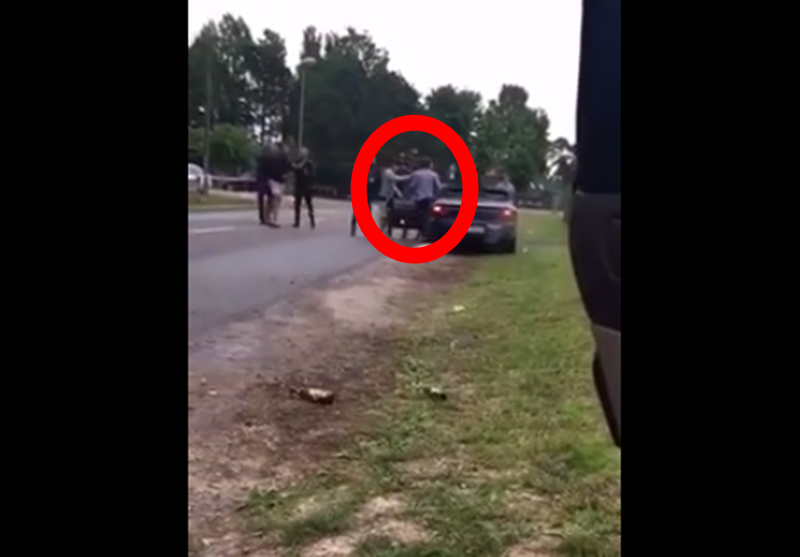 PUBLICĒTS PILNS VIDEO: Pūlis kurā triecās auto, vēlējās auto vadītāju sist ar beisbola nūjām! 18+