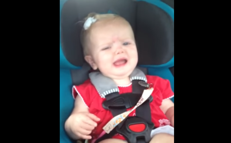 Mazulīte skaļi raudāja…Bet tad viņa dzirdēja mūziku! VIDEO