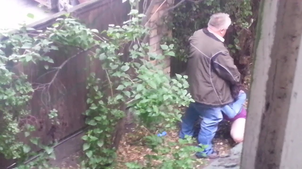 ĀRPRĀTS: Jaunietis Rīgā nofilmē, kā pagalmā grūtniece apmierina vecu vīrieti VIDEO