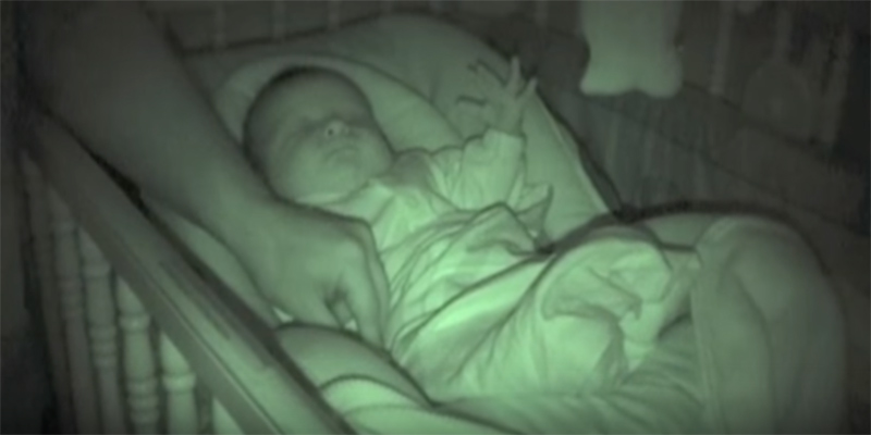 Pārbaudot mazuļa miegu naktī, vecāki pamanīja, ka ar mazuļa rokām notiek kas dīvains! FOTO/ VIDEO