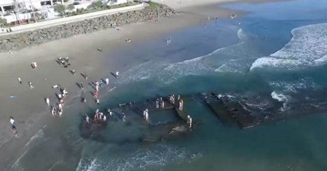 Kuģis, kas nogrimis pagājušā gadsimta 30-tajos gados, izceļas pludmalē tieši atpūtnieku acu priekšā! VIDEO